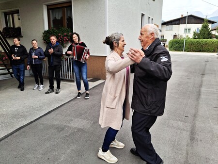 Prvi je zaplesal ob zvokih  Majine harmonike najstarejši  občan te ulice 87 letni Martin Jenko.